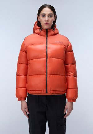 Oranžová péřová bunda s kapucí, se zipovým zapínáním a elastickými manžetami. Hladký, lesklý povrch se šitými, vyztuženými částmi.