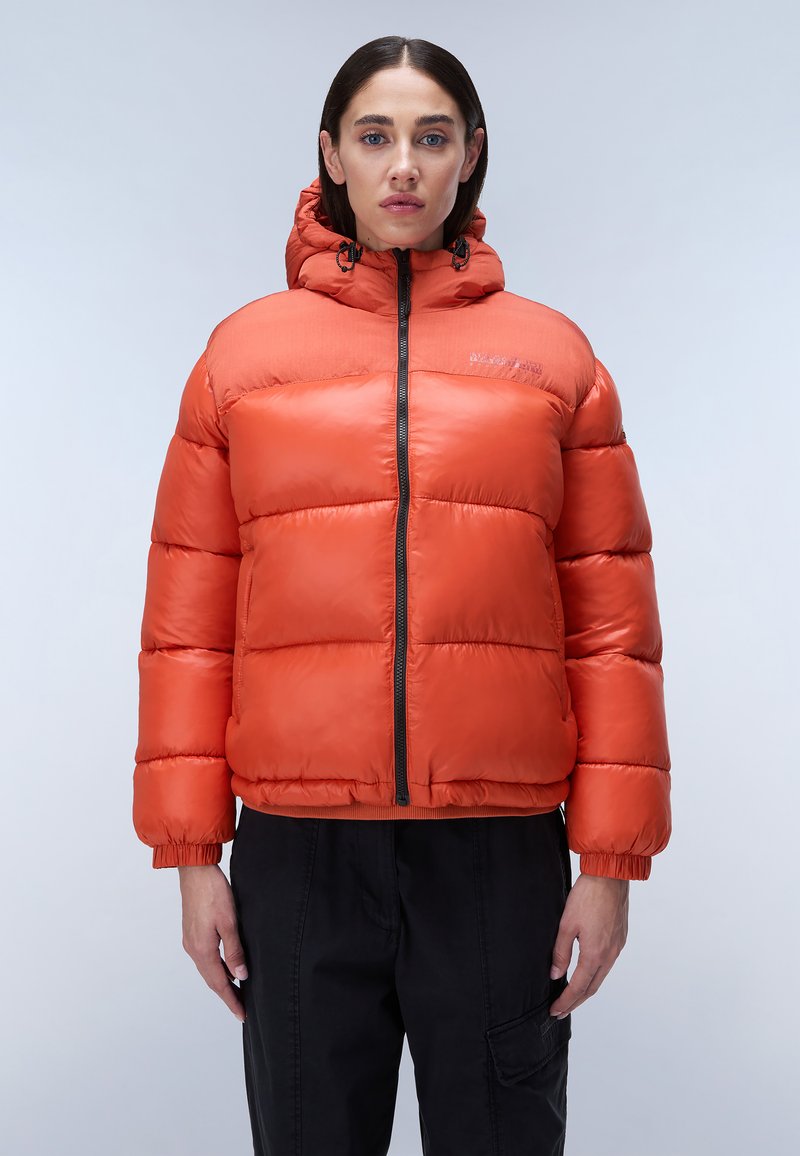 Oranžová péřová bunda s kapucí, se zipovým zapínáním a elastickými manžetami. Hladký, lesklý povrch se šitými, vyztuženými částmi.