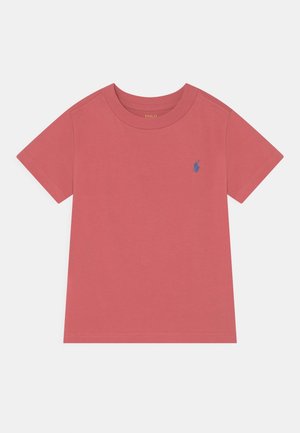 Czerwona bawełniana koszulka z krótkim rękawem, okrągłym dekoltem i niebieskim haftowanym logo na lewej piersi. Gładka tekstura, prosty design.