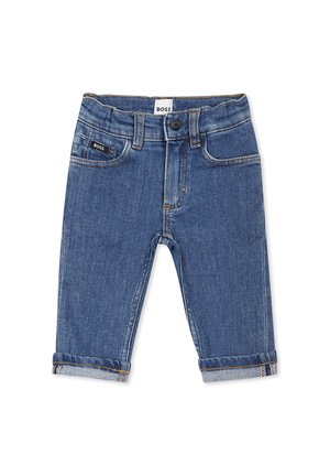 Jean en denim bleu au design classique, avec fermeture à bouton, poignets retroussés et une marque BOSS sur la poche avant.