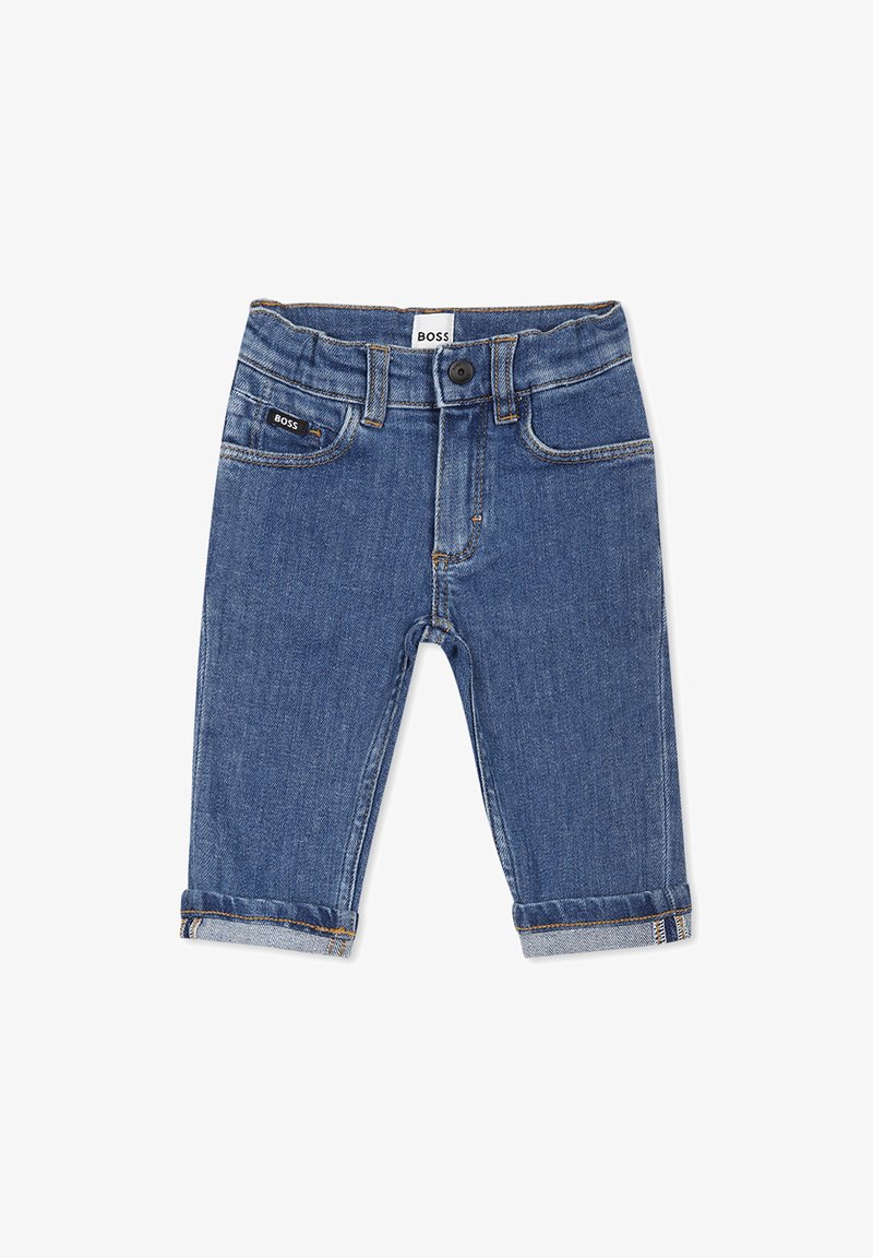 Jean en denim bleu au design classique, avec fermeture à bouton, poignets retroussés et une marque BOSS sur la poche avant.