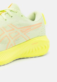 ASICS GEL-EXCITE 10 - Tekaški copati za cesto - cool matcha/bright sunstone