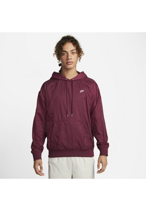 Bordeaux hættetrøje med en krøllet tekstur, frontlomme, snoretræk og lille hvidt Nike-logo på brystet.