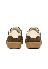 Braune Wildledersneaker mit einem weißen Lederkragen und einer hellbraunen Gummisohle. Glatte Oberfläche mit einem klassischen Low-Top-Design.