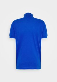 Blå kortärmad polo skjorta med ribbad krage, slät bomullstextur och rak nederkant. Bakvy; utan grafiker eller dekorationer.