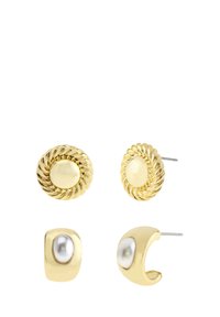 Ensemble de boucles d'oreilles dorées, comprenant deux styles : l'un avec un design torsadé et l'autre avec une finition lisse et un accent en perle.