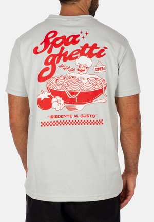 Hellgrau T-Shirt mit einem großen roten Grafik eines Kochs mit Spaghetti, Text "Spaghetti" und einem karierten Rand am unteren Ende.