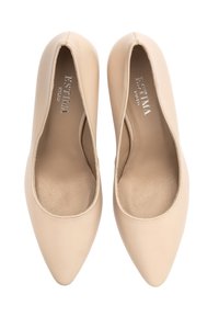 Beżowe skórzane buty na szpilce z gładką teksturą. Charakteryzują się niskim krojem i brakiem widocznych elementów metalowych. Wnętrze butów jest miękkie.