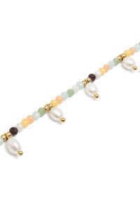 Bracciale con perline multicolori composto da pietre rotonde e sfaccettate, intervallate da accenti dorati e gocce di perla bianca. Texture liscia, colori vivaci.