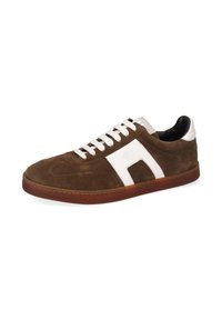 Braune Wildleder-Sneaker mit weißen Seitenstreifen, weißen Schnürsenkeln, schwarzem Innenfutter und brauner Gummisohle auf einem weißen Hintergrund.