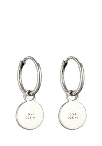 Sølvøreringe med runde vedhæng. Hvert vedhæng er markeret "JGJ 925 Ag", hvilket angiver sterling sølv kvalitet. Glat tekstur.
