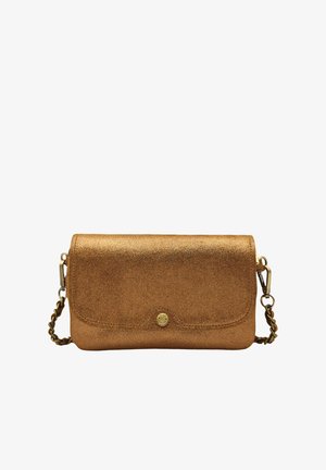 Pochette en cuir scintillant bronze avec fermeture à rabat, bandoulière en chaîne et accent logo rond. Texture lisse et forme rectangulaire compacte.