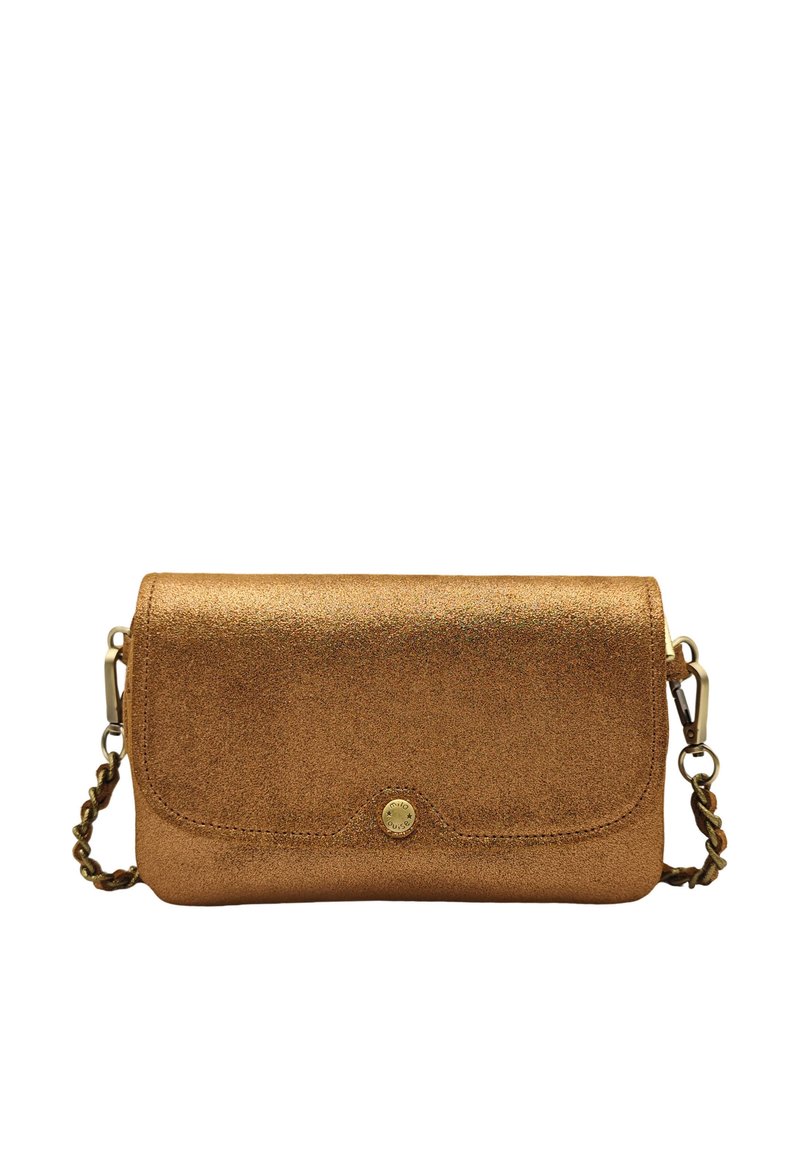 Pochette en cuir scintillant bronze avec fermeture à rabat, bandoulière en chaîne et accent logo rond. Texture lisse et forme rectangulaire compacte.