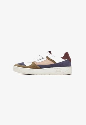 Zapatillas que combinan paneles de cuero blanco, burdeos, oliva y gamuza azul oscuro, con una suela de goma blanca y cierre de cordones.