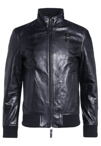 Veste bomber en cuir noir avec un col montant, fermeture éclair à l'avant, deux poches latérales, poignets en tricot côtelé et un petit patch logo sur la poitrine.