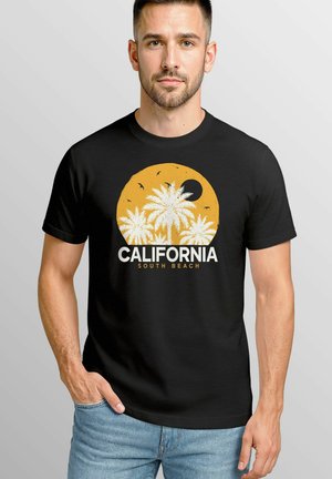 Schwarzes T-Shirt mit einem grafischen Design einer gelben Sonne, Palmen, Vögeln und dem Text "CALIFORNIA SOUTH BEACH" in Weiß.