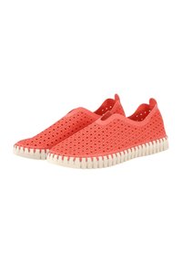 Koraalkleurige instapschoenen met een geweven bovenkant, voorzien van perforaties voor ademend vermogen en een lichtcrème gekleurde textuurzool.