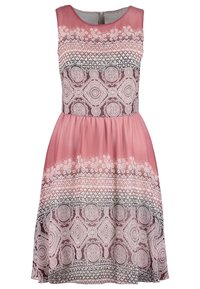 Ärmelloses pinkes Kleid mit einem gemusterten Oberteil, das in einen glatten Rock übergeht. Es zeigt geometrische Designs in Weiß und Grau entlang des Saums.