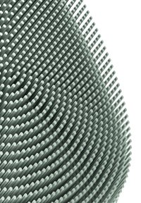 Gebogene Anordnung paralleler, vertikaler Stäbe mit abgerundeten Oberseiten, angeordnet in einem Rastermuster auf hellem Hintergrund.