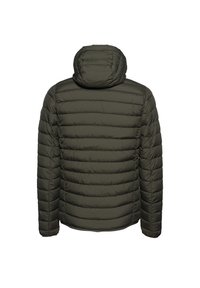 Chaqueta acolchada verde oliva con capucha, que presenta costuras acolchadas horizontales, una textura ligera y puños elásticos.