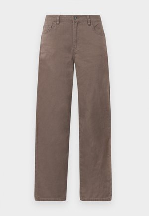 Pruunid sirged püksid, mis on valmistatud puuvillast, esiküljel nupuga kinnitus, vöökohaga ja viie taskuga, sujuva tekstuuriga.