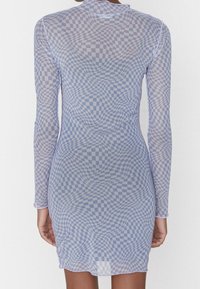 Robe moulante à manches longues avec un motif quadrillé translucide en bleu clair et blanc, dotée d'un col montant et de fronces à l'ourlet.