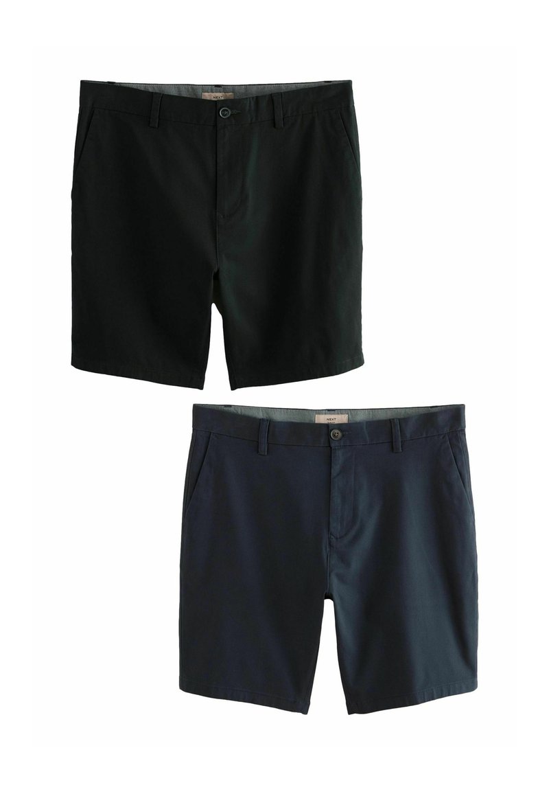 Twee paren shorts: een zwarte en een marineblauwe. Beide hebben een klassiek ontwerp met zakken, knoopsluiting en een gladde stoftextuur.
