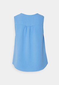 Top senza maniche azzurro chiaro con scollatura rotonda e dettaglio di piega sul retro. Tessuto morbido e vestibilità leggermente ampia, orlo curvo nella parte inferiore.