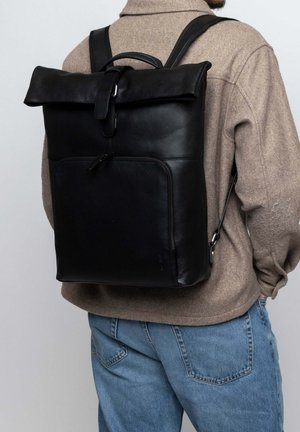 Schwarzer Leder-Rucksack mit einem Rolltop-Verschluss, verstellbaren Trägern, einer Fronttasche und glatter Textur. Minimalistisches Design mit silbernen Hardware-Akzenten.
