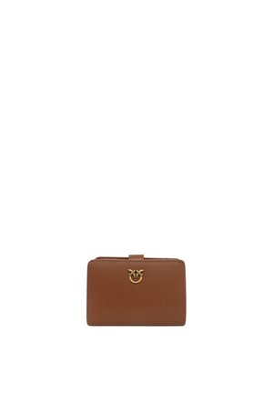 Portafoglio in pelle marrone con una texture liscia, forma rettangolare, dettagli in metallo dorato e un logo discreto sulla parte frontale.