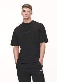 Pegador COLNE LOGO TEE - T-shirts med print - washed black/retro blue