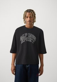 GAP FASHION LOGO CREW - Apdrukāts T-krekls - true black