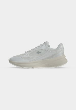 Baskets blanches Lacoste avec design en mesh et cuir, semelle épaisse beige, fermeture à lacets, vues de côté sur fond uni.