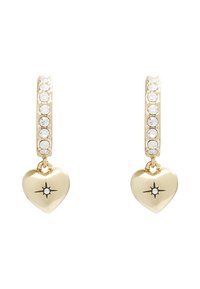 Pendientes de aro de oro con acentos de cristal transparente y colgantes en forma de corazón con un detalle estelar en el centro.