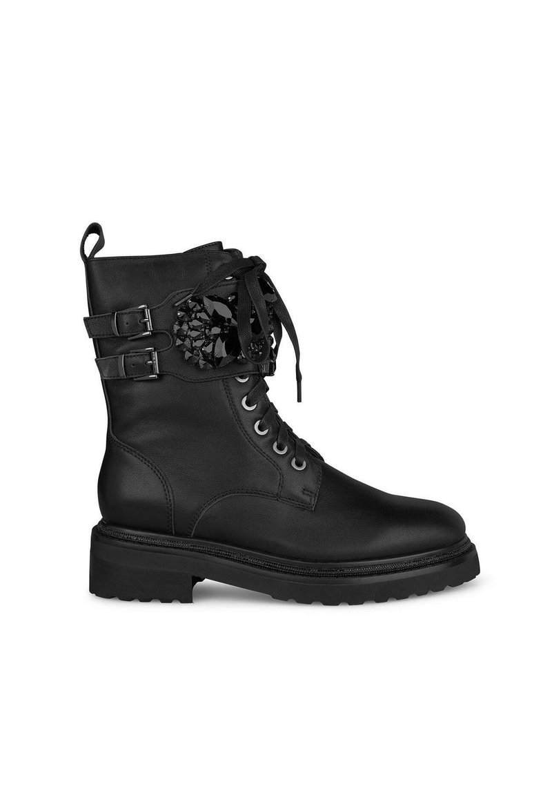 Stivaletto in pelle nera con due cinturini regolabili, punta rotonda, chiusura con lacci, suola spessa e dettaglio decorativo di gemma nera sul lato.