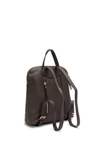 Bruine leren rugzak met een gestructureerd oppervlak, voorzien van een ritsopening aan de bovenkant, een voorvak en dubbele verstelbare schouderbanden. Gouden accenten.