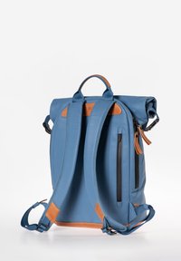 Zaino in pelle blu con design a risvolto, caratterizzato da dettagli in pelle marrone, spallacci regolabili e una tasca con zip laterale.