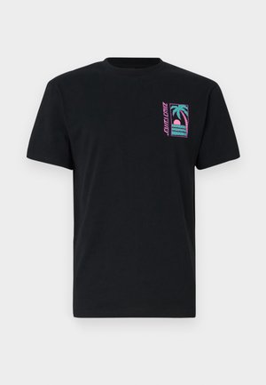 Czarny t-shirt z krótkim rękawem z małą turkusowo-różową grafiką palmy i zachodu słońca oraz słowem "SANTELENE" na górnej lewej części klatki piersiowej.