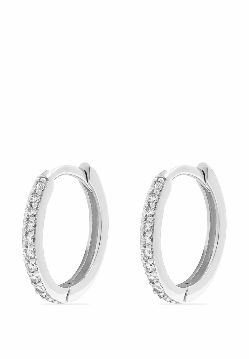 Silverringar i öronen med en rad små, klara ädelstenar längs ena sidan. Slät yta med en polerad finish. Cirkulär form.