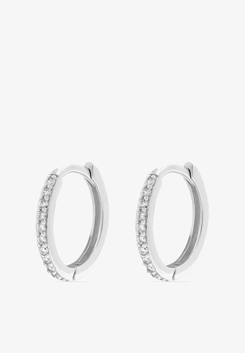 Orecchini a cerchio in argento con una fila di piccoli gemme trasparenti su un lato. Superficie liscia con una finitura lucidata. Forma circolare.