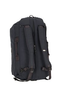 Mochila negra con tejido duradero, múltiples compartimentos con cremallera, correas de hombro acolchadas y un parche con logo en el costado. Cuenta con una construcción resistente.