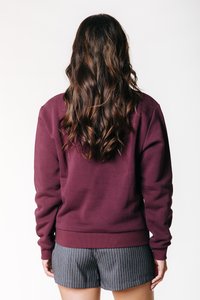Burgunderr�ød genser med rund hals og ribbestrikkede ermer og nederkant, med en myk tekstur. Brukt sammen med grå stripete shorts.