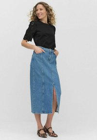 Svart kortärmad topp med broderade detaljer, kombinerad med en hög midja blårandig jeanskjol med en framklippning och sidofickor.