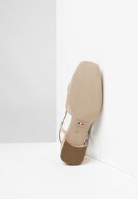 Sandal con tacco beige con tomaia in pelle liscia, cinturino regolabile e suola in gomma texture. Taglia 37; marchio visibile sulla soletta.