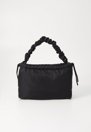 Schwarze Tasche aus weichem, glattem Stoff. Verfügt über einen gerafften Griff und einen Kordelzugverschluss, hat eine rechteckige Form und keine sichtbaren Beschläge.