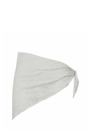 Biely čipkovaný trojuholníkový šál viazaný na jednom rohu, zobrazujúci jemné kvetinové vzory a ľahkú textúru látky.