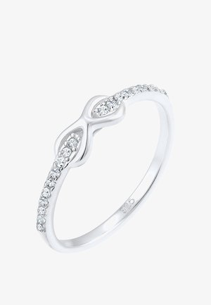 Zilveren ring met een oneindigheid ontwerp, versierd met kleine steentjes langs de band voor sprankeling. Gemarkeerd met "925" voor zilverzuiverheid.