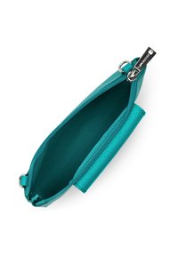 Pochette sintetica turchese con chiusura a zip, caratterizzata da una superficie testurizzata e un interno liscio. Include una cerniera argentata per un facile accesso.