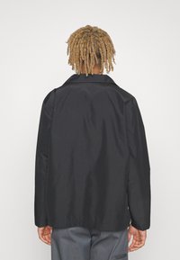 New Balance ESSENTIALS COACHES JACKET - Tuulitakki - black