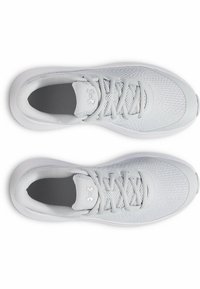 Baskets de sport gris clair avec une tige en maille, bout arrondi, lacets plats et un design minimaliste. Elles présentent un col rembourré et une semelle texturée.